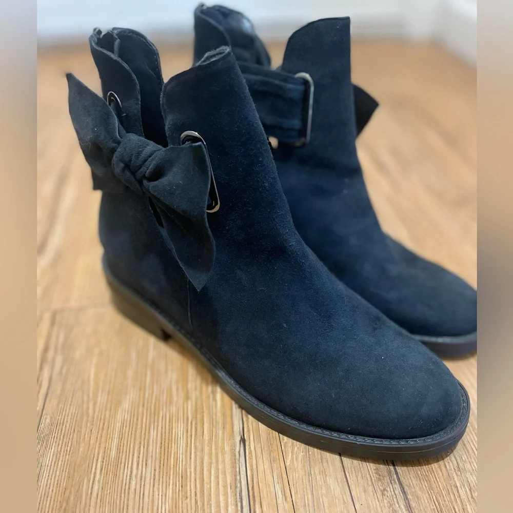 NINE WEST Women's Tinasofa Suede Ankle Booties. Size 7. Excellent condition